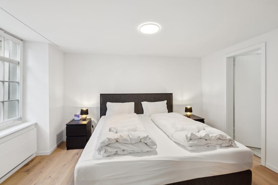 Bed, Photo of the whole room, Bedroom, Family, towels