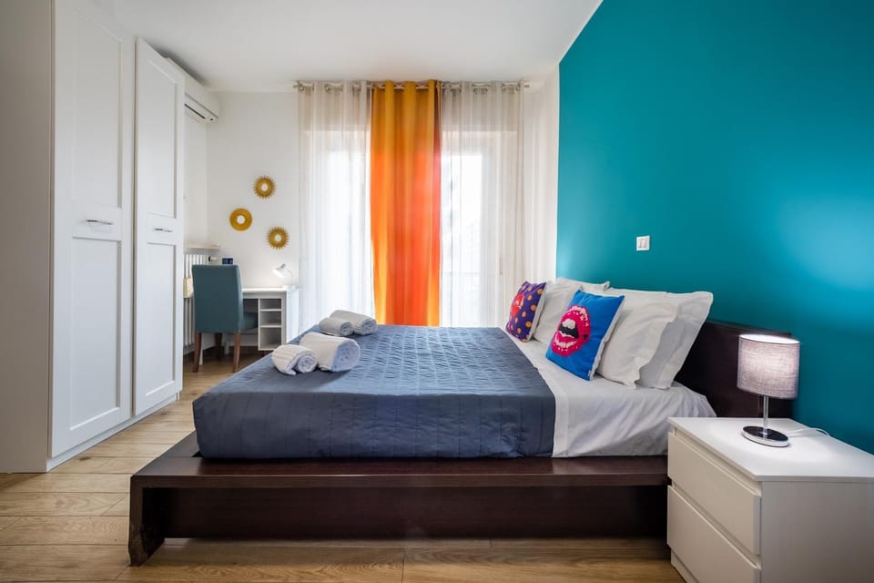 Bed, Balcony/Terrace, Photo of the whole room, Seating area, Bedroom, towels, wardrobe, air conditioner