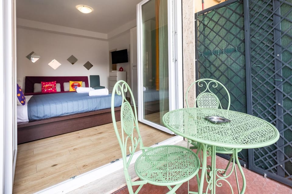 Bed, TV and multimedia, View (from property/room), Balcony/Terrace, Photo of the whole room, Bedroom, towels, air conditioner