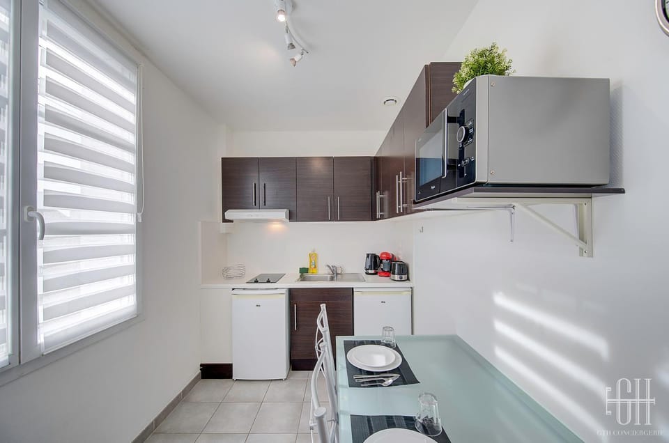 Kitchen or kitchenette, Dining area, minibar