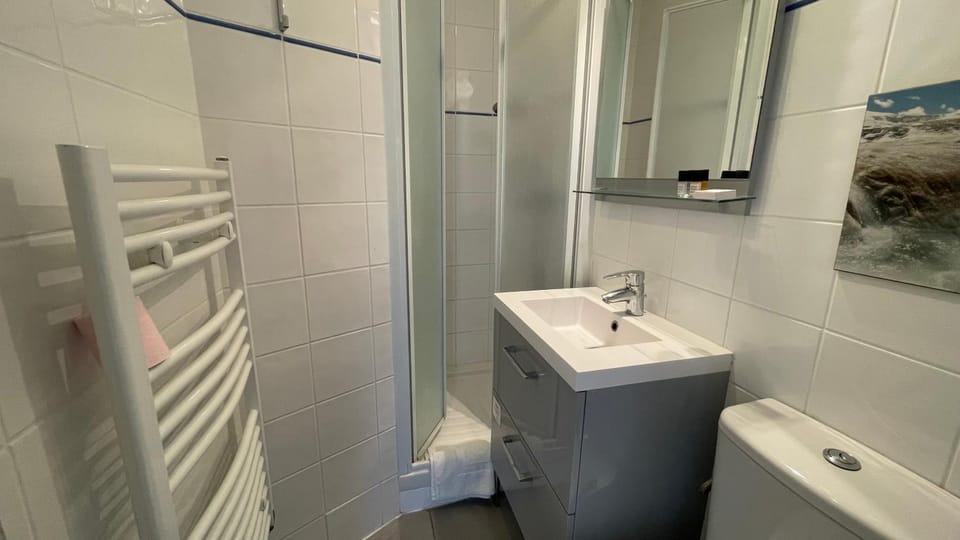 Shower, Toilet