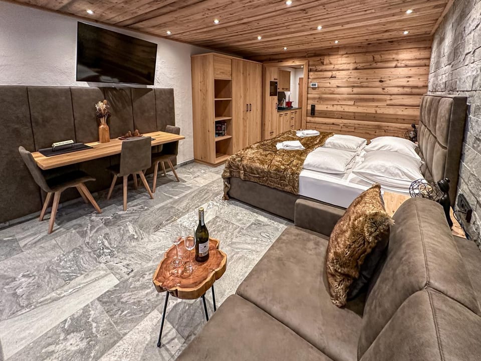 Bed, TV and multimedia, Living room, Photo of the whole room, Seating area, Bedroom
