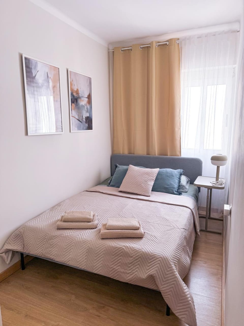 Bed, Bedroom, towels