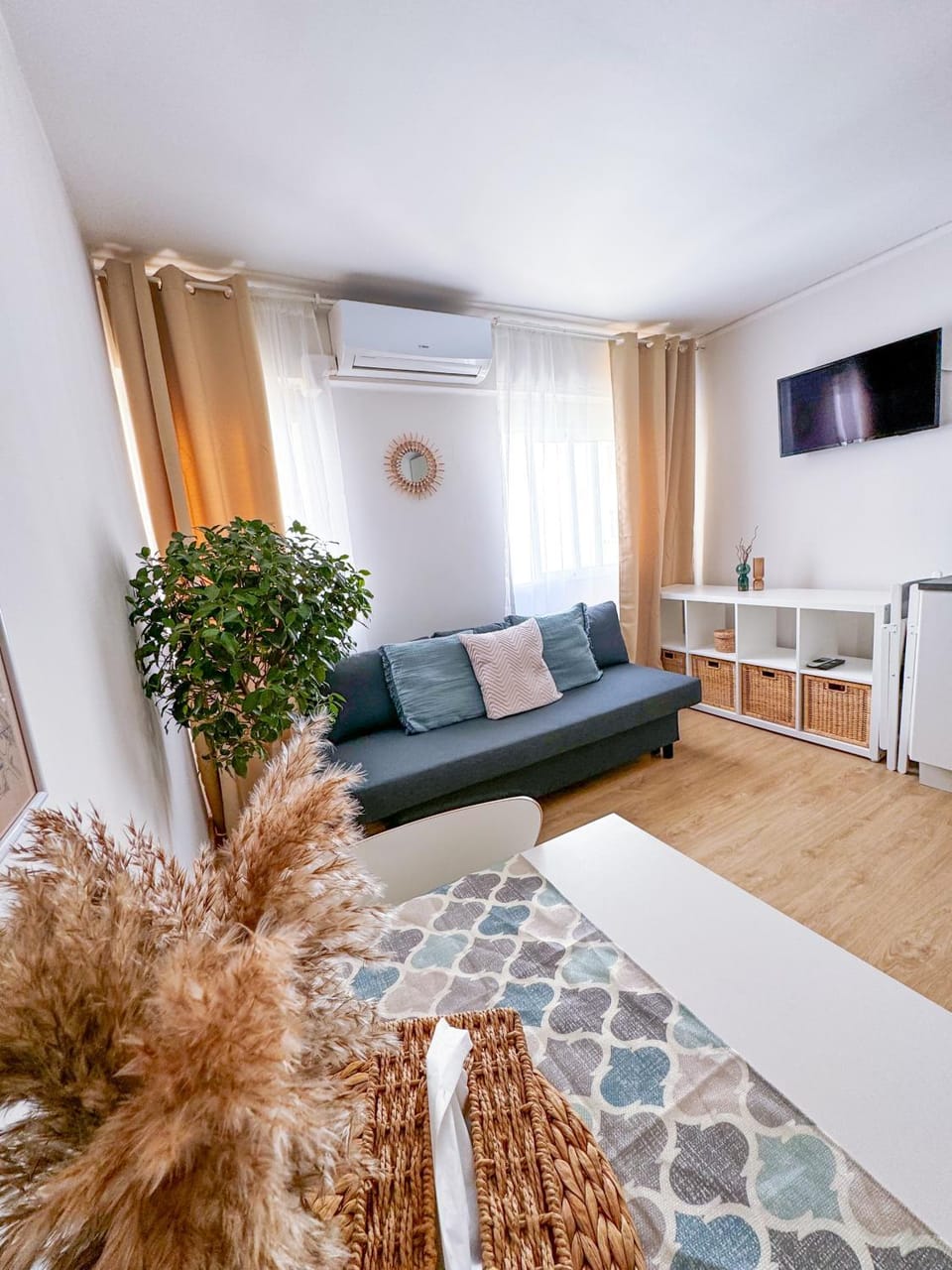 TV and multimedia, Living room, Seating area, air conditioner