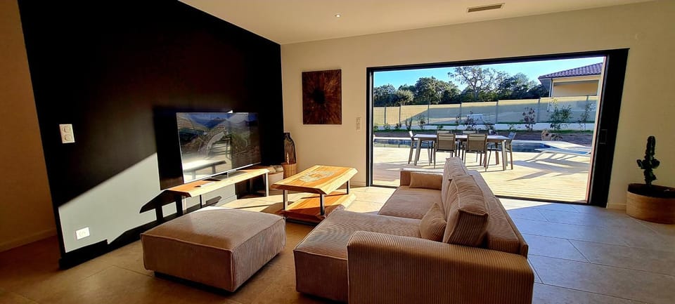 TV and multimedia, Living room, Pool view