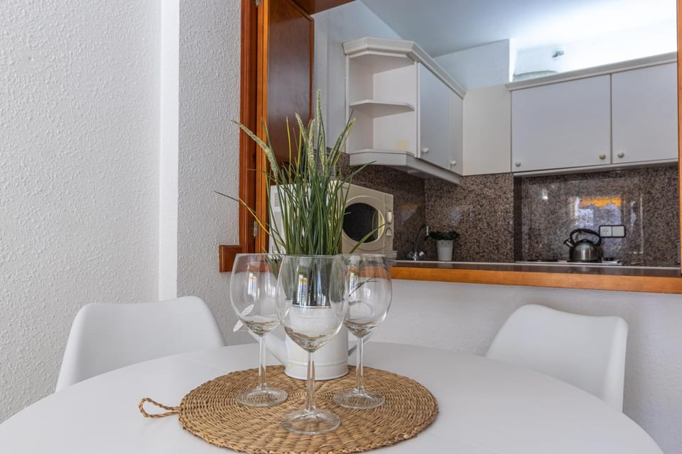 Kitchen or kitchenette, Dining area, minibar