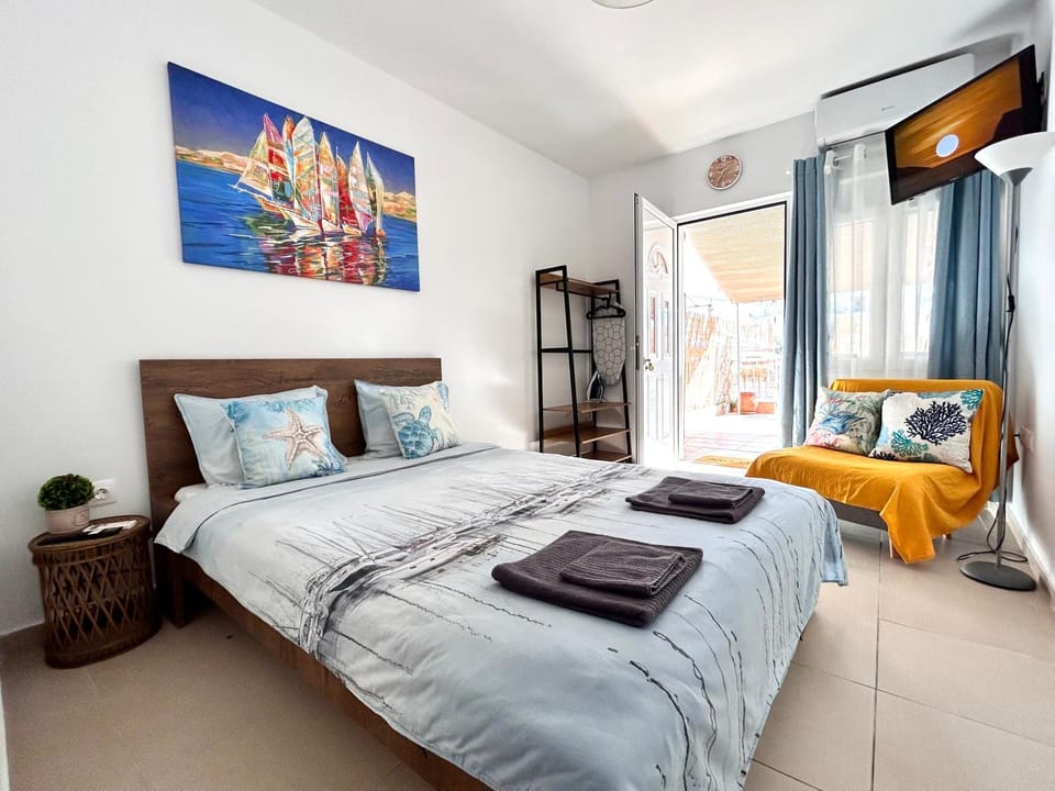 Bed, Photo of the whole room, towels, wardrobe