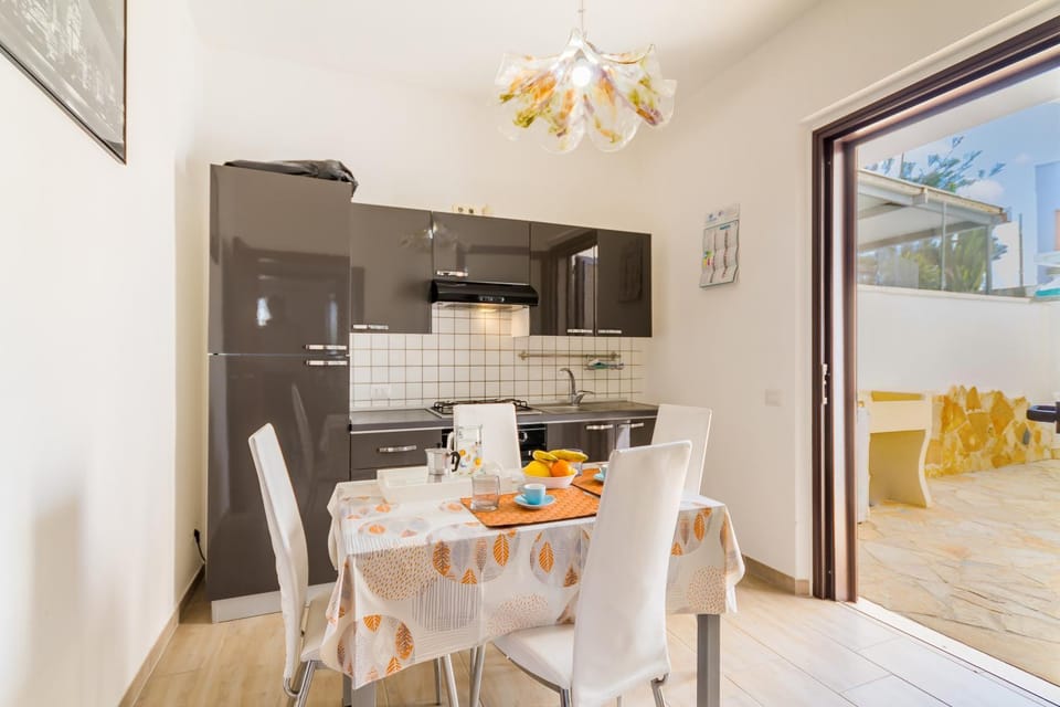 Dining area, kitchen