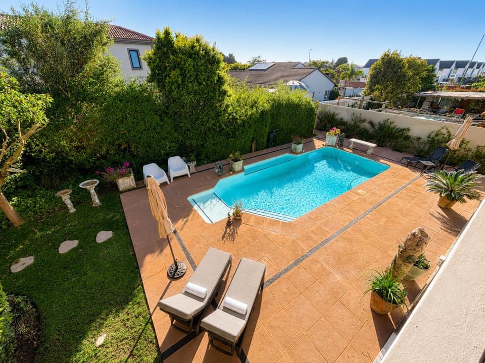 Property building, Patio, Spring, Day, Natural landscape, Garden, Garden view, Pool view, Swimming pool, sunbed