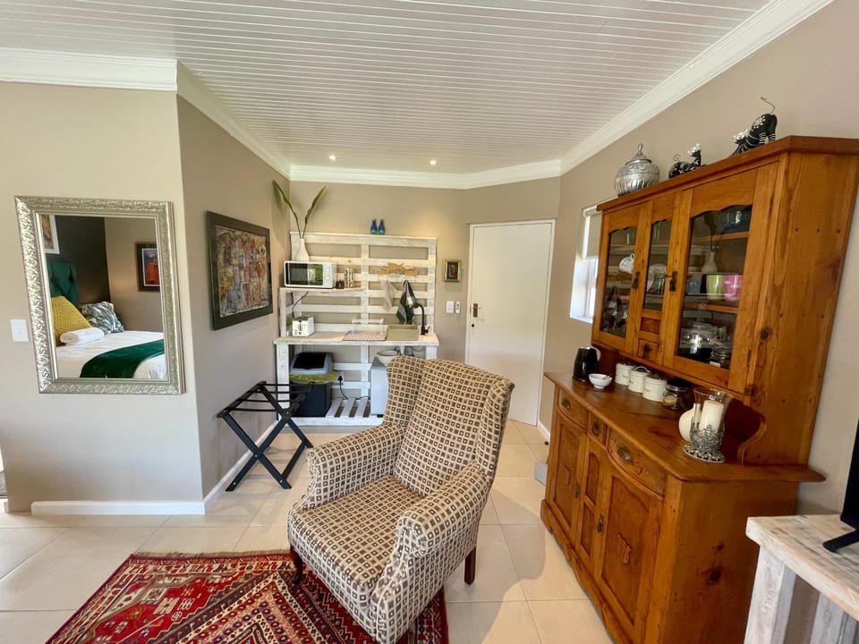 Coffee/tea facilities, Kitchen or kitchenette, Seating area, microwave, toaster