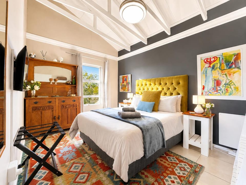 Bed, TV and multimedia, Photo of the whole room, Decorative detail, Bedroom