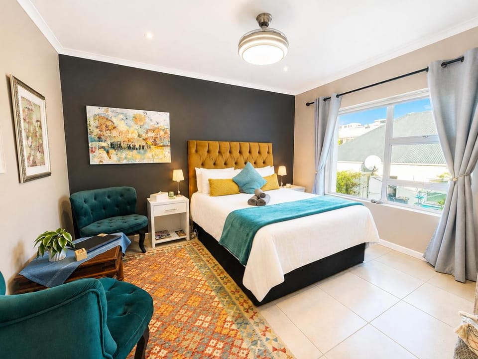 Bed, Living room, Photo of the whole room, Seating area, Bedroom