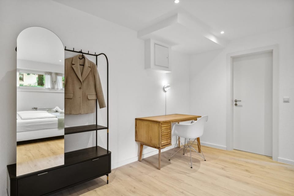 Photo of the whole room, towels, wardrobe