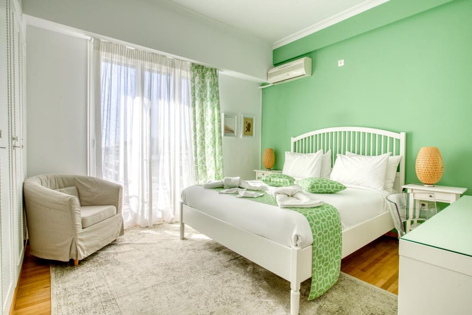Bed, Seating area, Dining area, Bedroom, towels, air conditioner