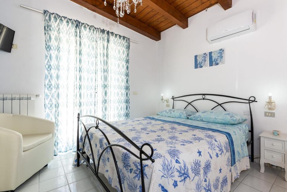 Bed, Bedroom, air conditioner