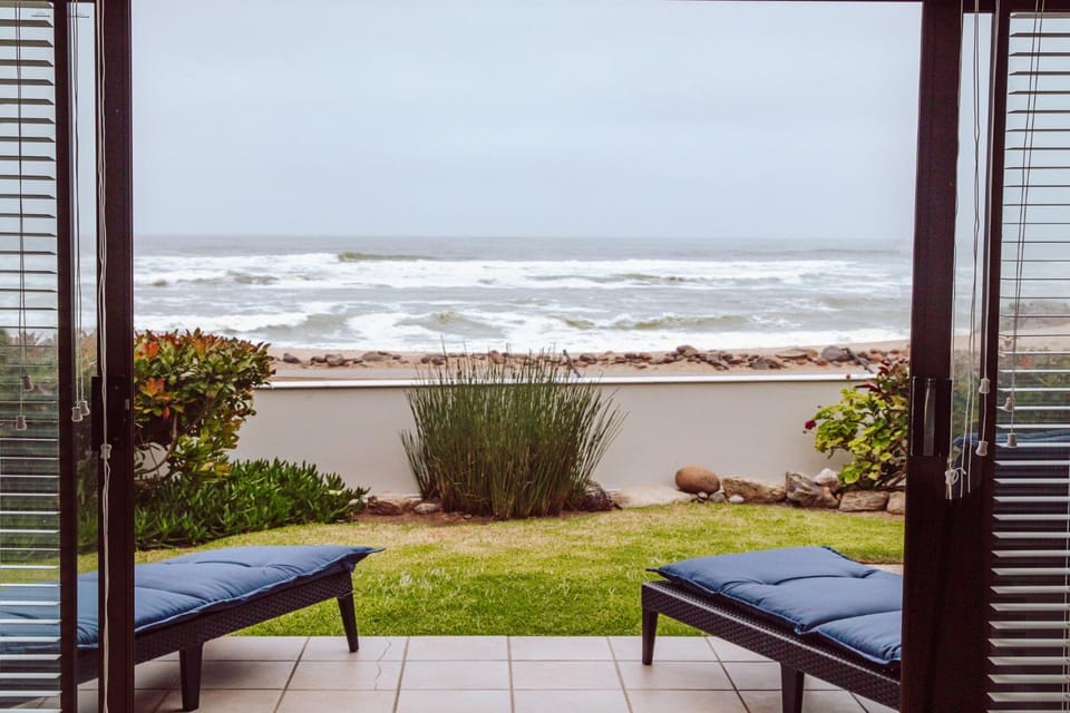 Patio, Day, Natural landscape, View (from property/room), Balcony/Terrace, Living room, Seating area, Beach, Sea view, sunbed