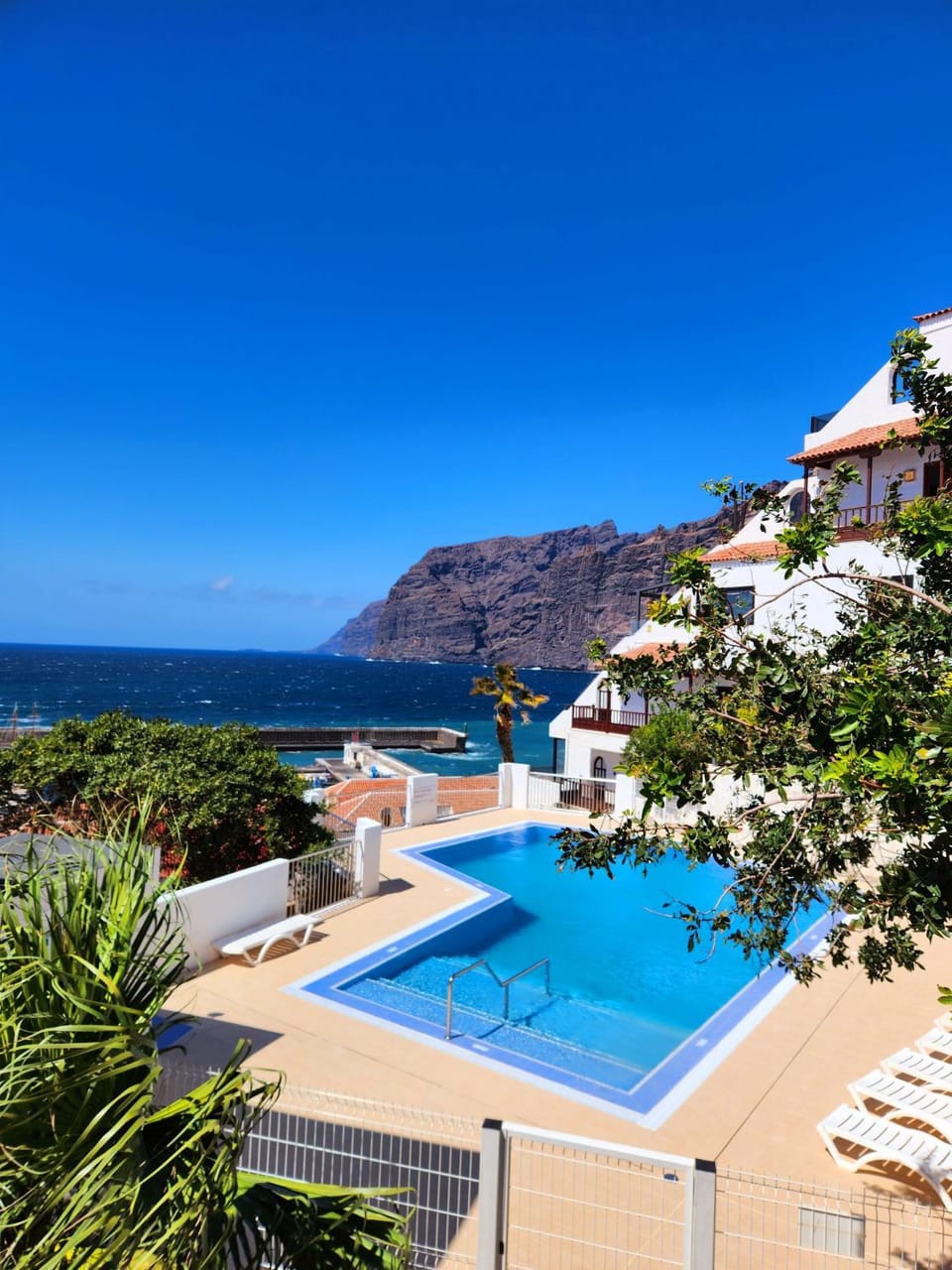 Swimming pool, sunbed