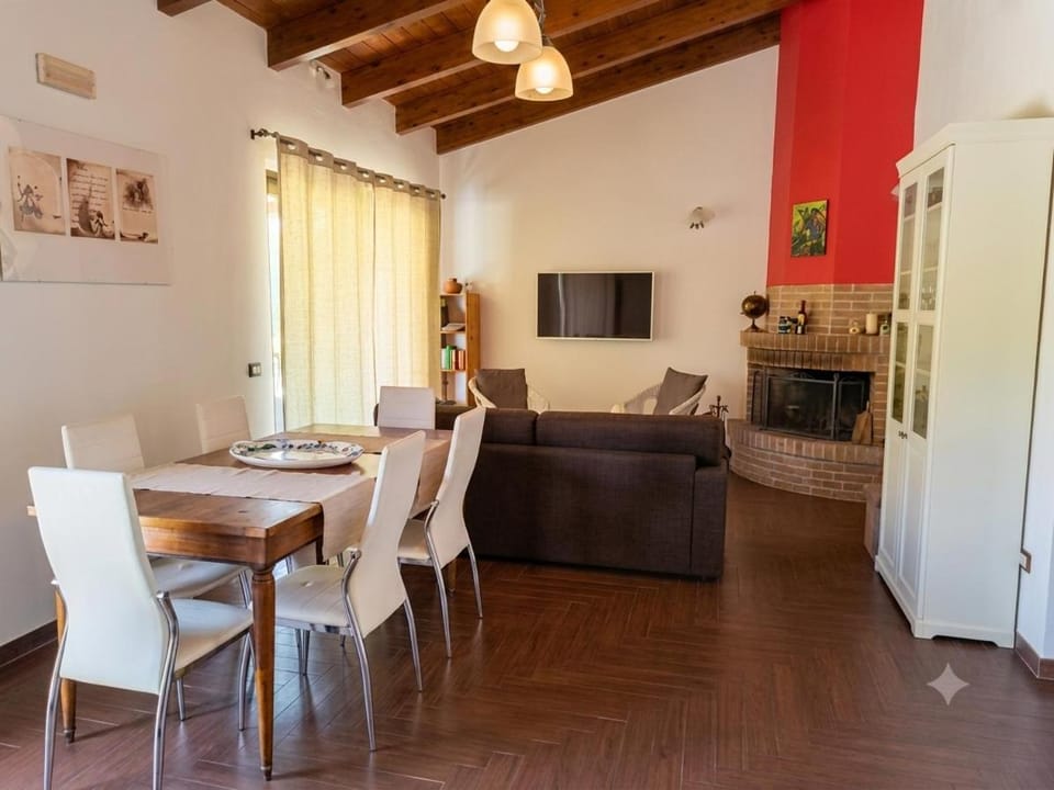 Communal lounge/ TV room, Seating area, Dining area, Evening entertainment