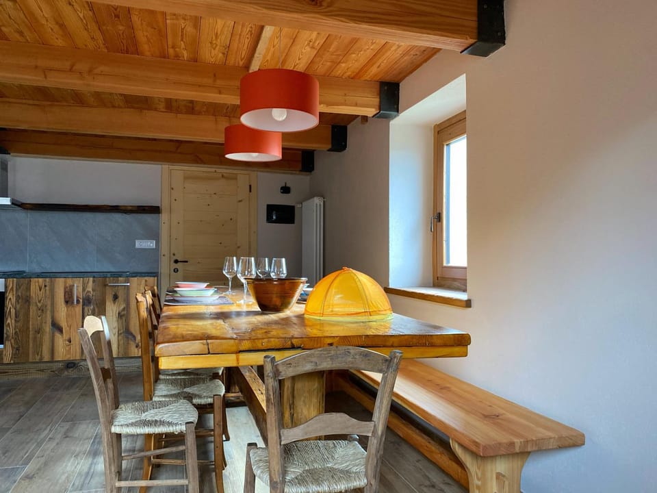 Kitchen or kitchenette, Dining area