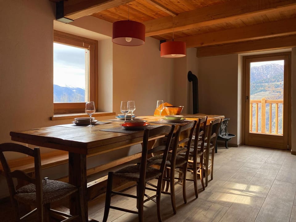 Dining area, Mountain view