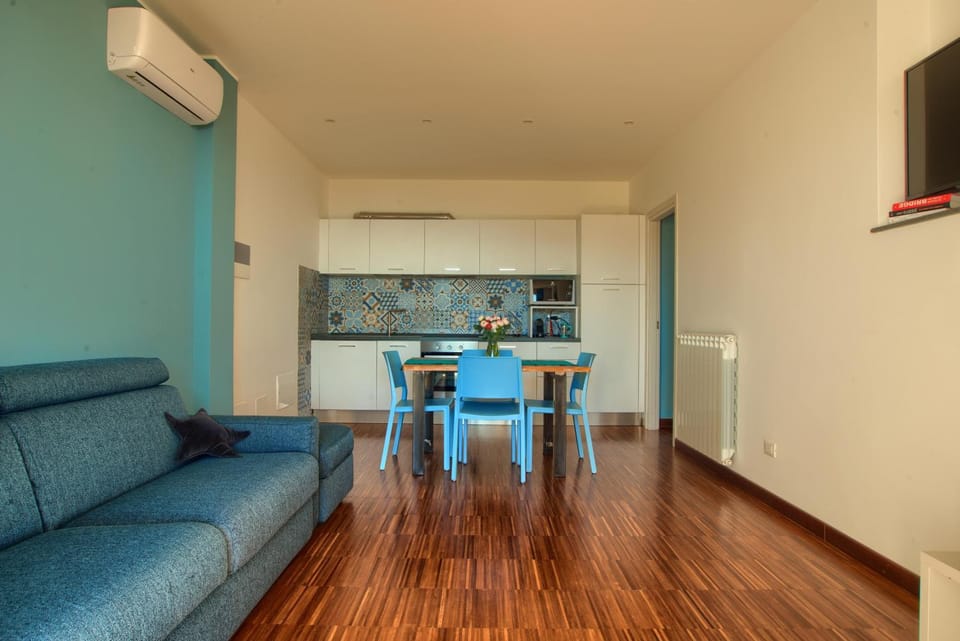 TV and multimedia, Kitchen or kitchenette, Living room, Seating area, Dining area, air conditioner