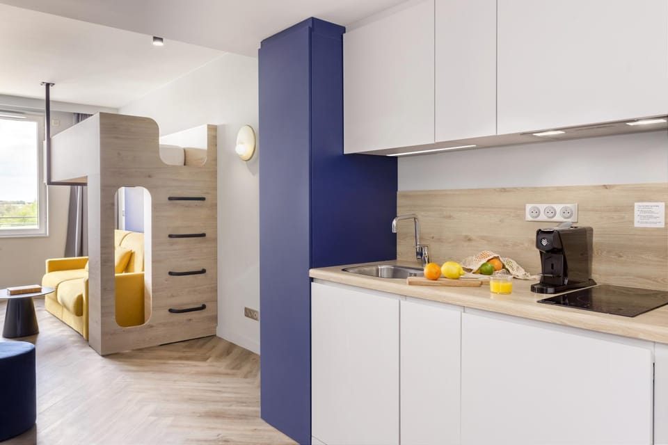 Bed, Coffee/tea facilities, Kitchen or kitchenette, stove