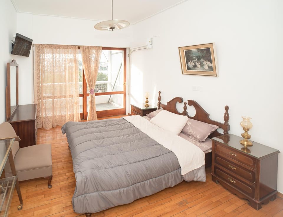 Bed, TV and multimedia, Bedroom