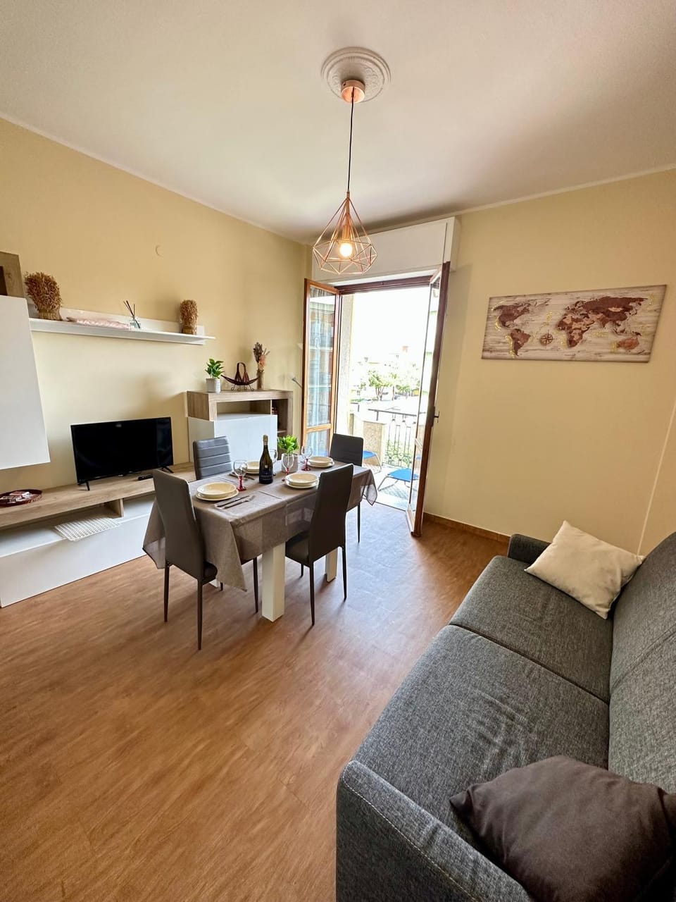 TV and multimedia, Living room, Seating area, Dining area