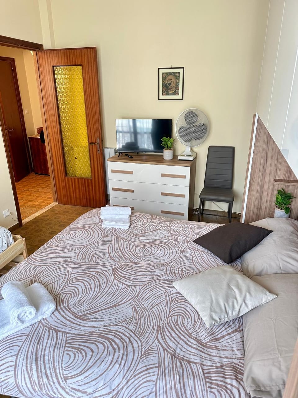 Bed, TV and multimedia, Photo of the whole room, Bedroom, hair dresser, towels, wardrobe