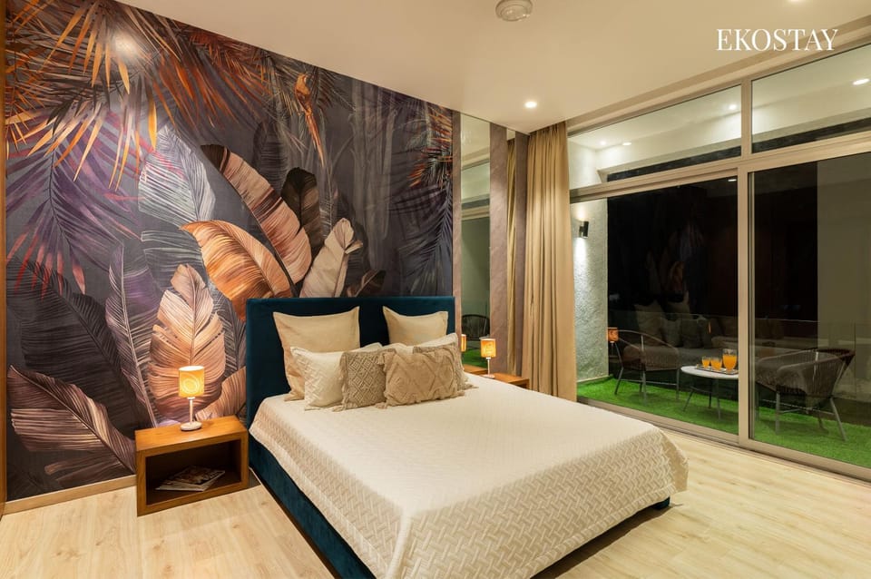 Bed, Night, Living room, Photo of the whole room, Seating area, Bedroom
