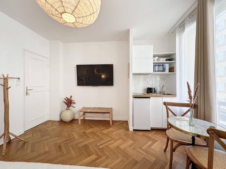 TV and multimedia, Kitchen or kitchenette, Dining area, stove