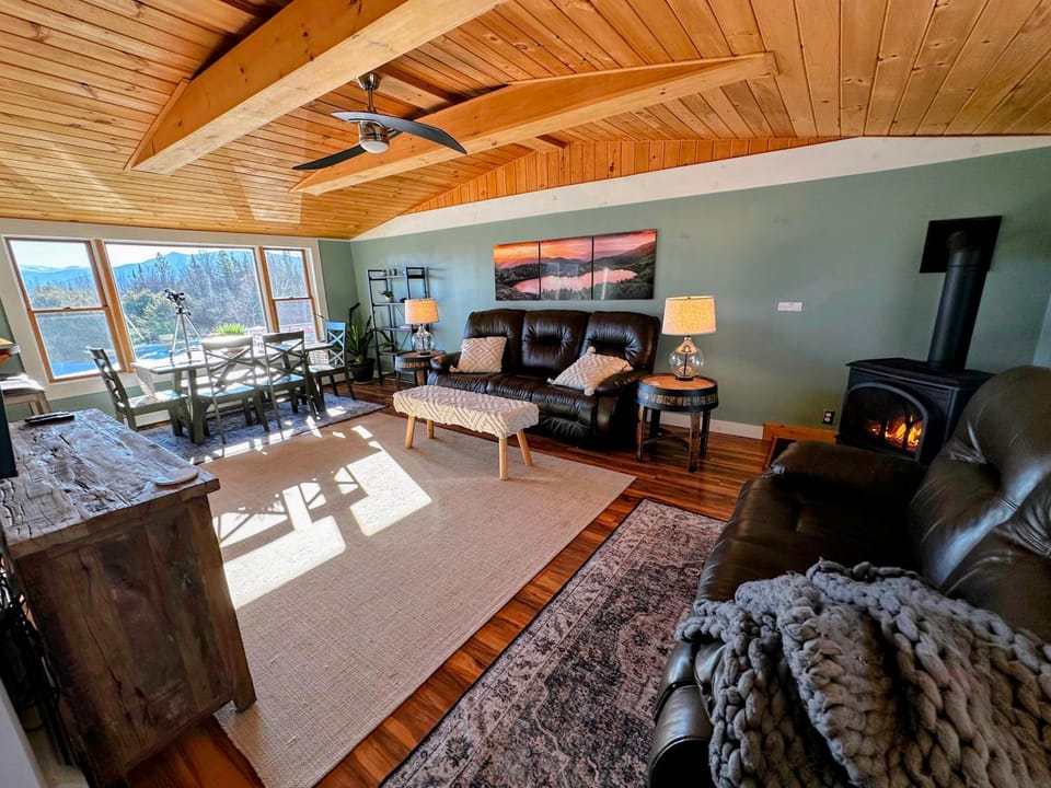 64J Stunning views, close to attractions! 20 min to Bretton Woods. Pool & gym passes! House in Whitefield