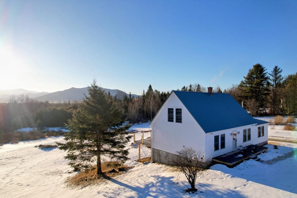 64J Stunning views, close to attractions! 20 min to Bretton Woods. Pool & gym passes! House in Whitefield