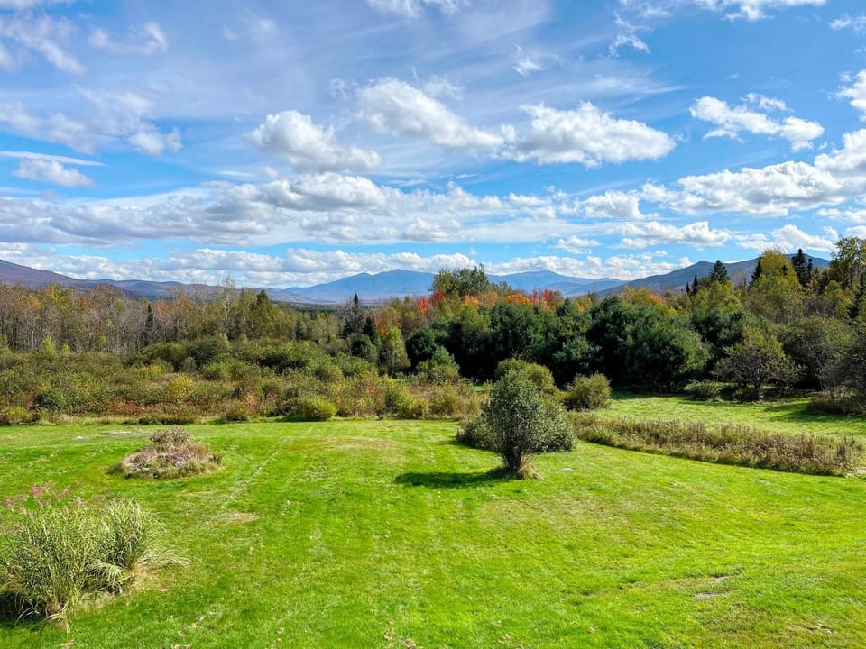 64J Stunning views, close to attractions! 20 min to Bretton Woods. Pool & gym passes! House in Whitefield