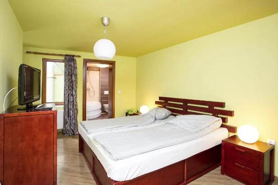 Bed, TV and multimedia, Photo of the whole room, Bedroom