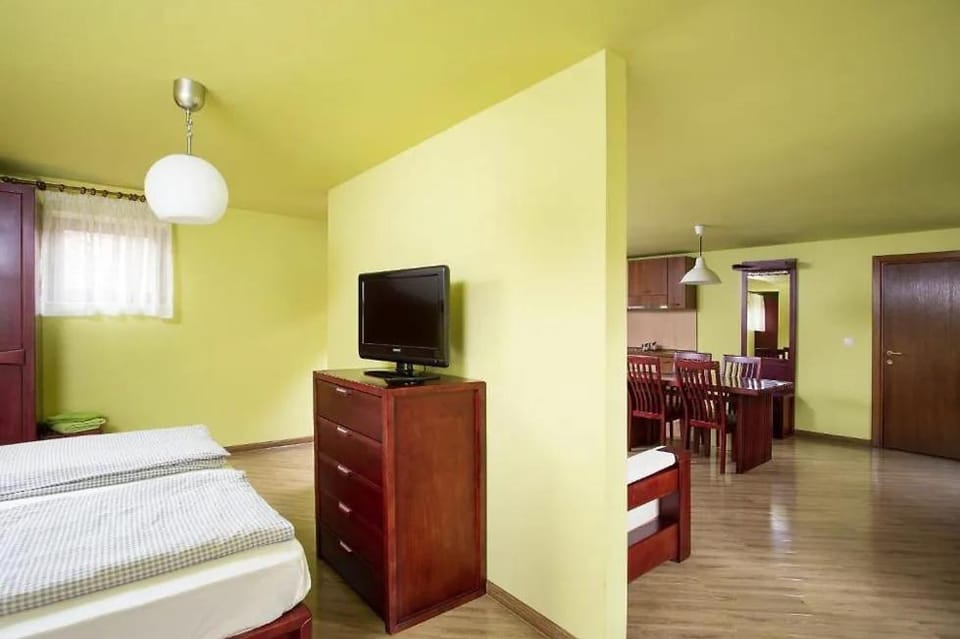 Communal lounge/ TV room, Bed, Bedroom, hair dresser