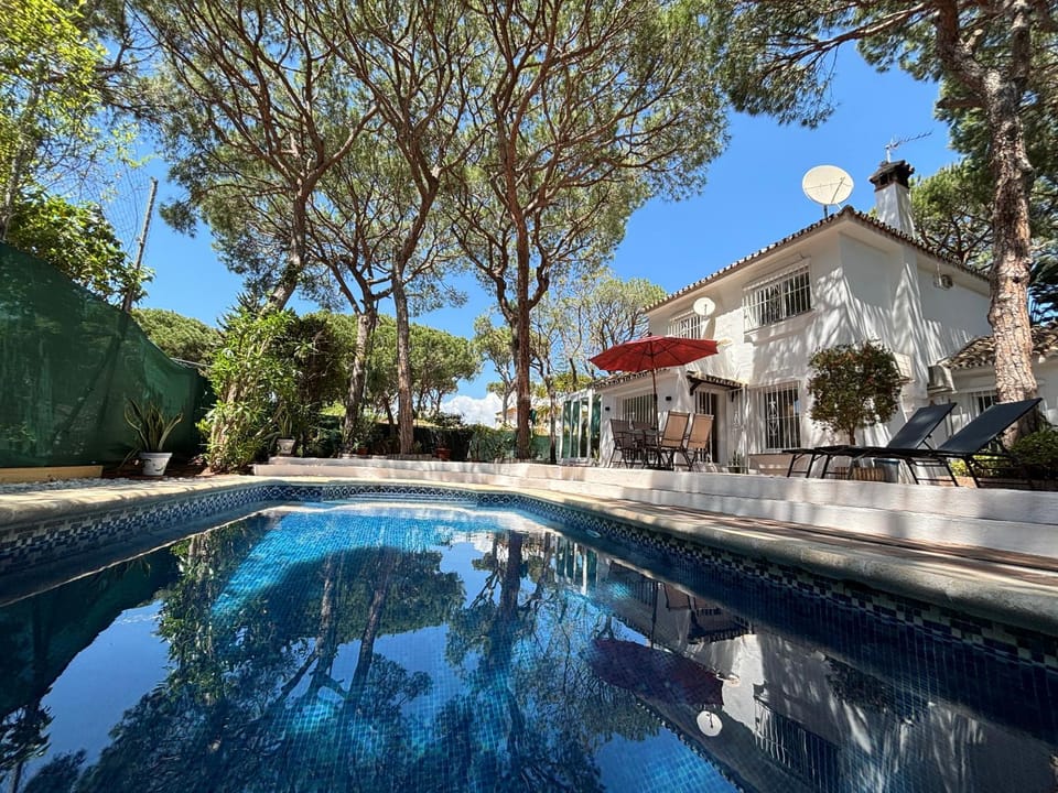 Marbella White Home, Calahonda, by Sol Maestranza House in Sitio de Calahonda