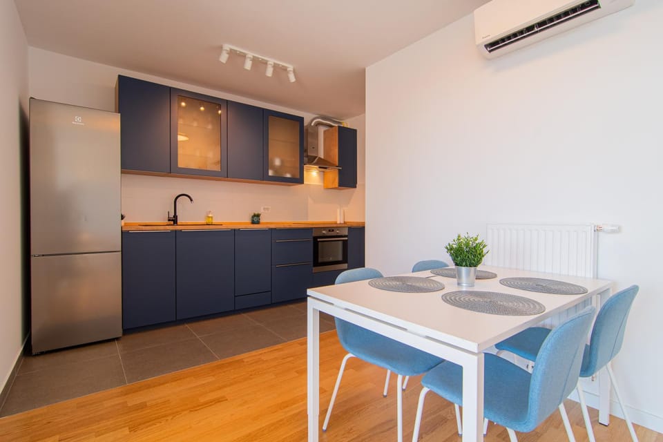 Kitchen or kitchenette, Dining area, oven, stove, air conditioner