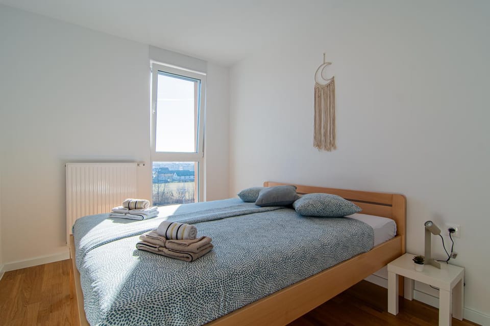Bed, Bedroom, towels