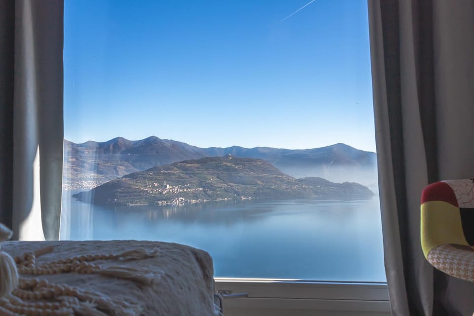 Photo of the whole room, Bedroom, Lake view, Mountain view