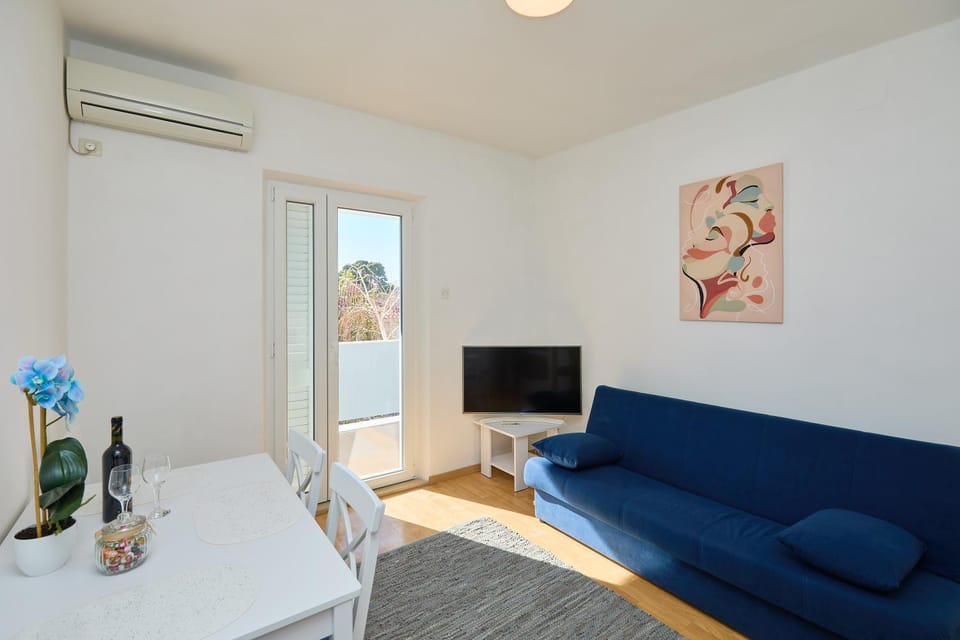 Living room, Dining area, air conditioner