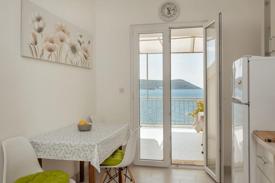 Kitchen or kitchenette, Dining area, Sea view