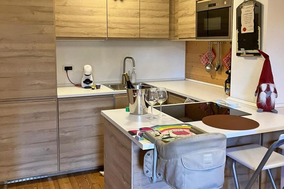 Kitchen or kitchenette, Dining area, minibar, stove