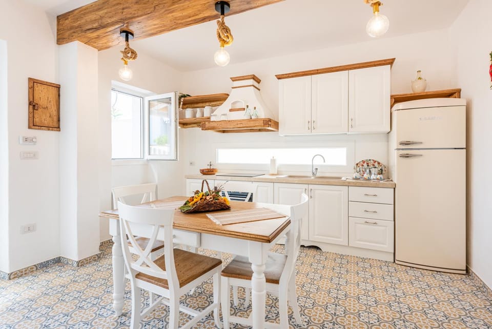 Kitchen or kitchenette, Dining area, pet friendly, stove