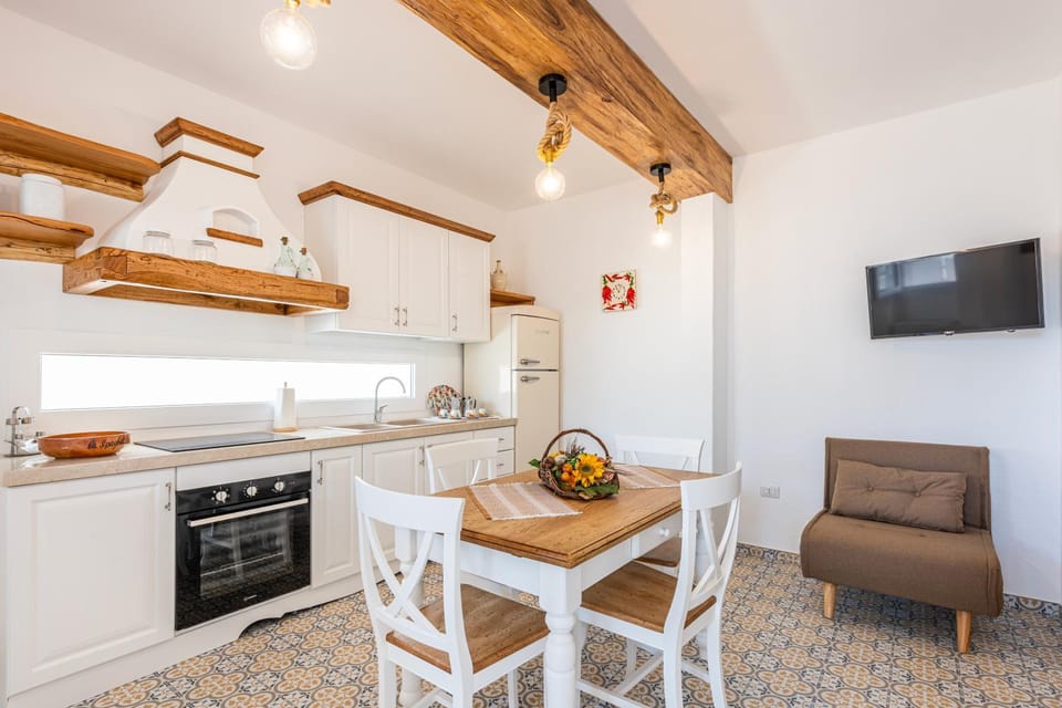 TV and multimedia, Kitchen or kitchenette, Living room, Seating area, pet friendly, stove