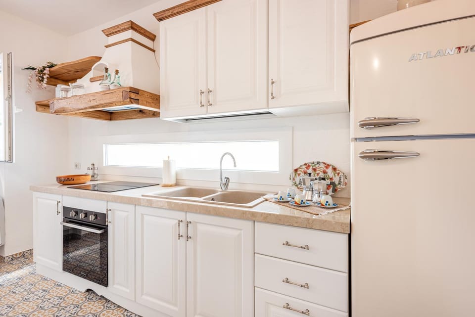 Kitchen or kitchenette, pet friendly, stove
