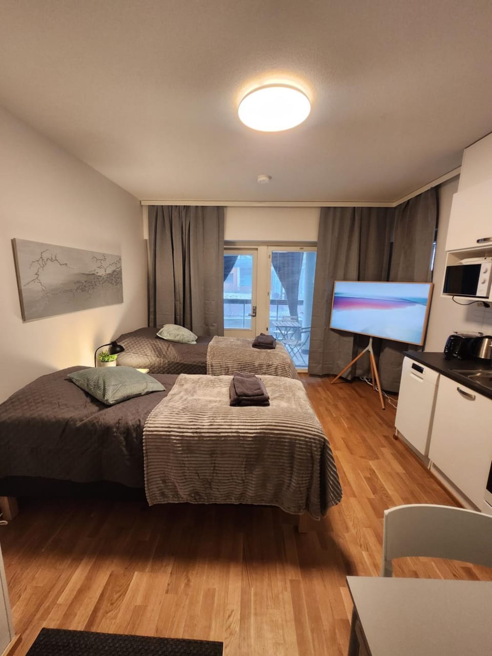 Bed, TV and multimedia, Kitchen or kitchenette, Photo of the whole room, Bedroom, hair dresser, towels