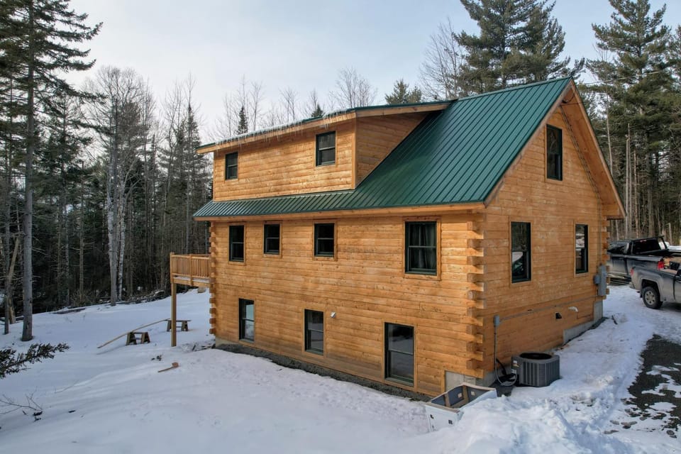 65PT New Log Cabin in Private Setting. Hot tub. Gym/Pool Access! Cabin in Whitefield