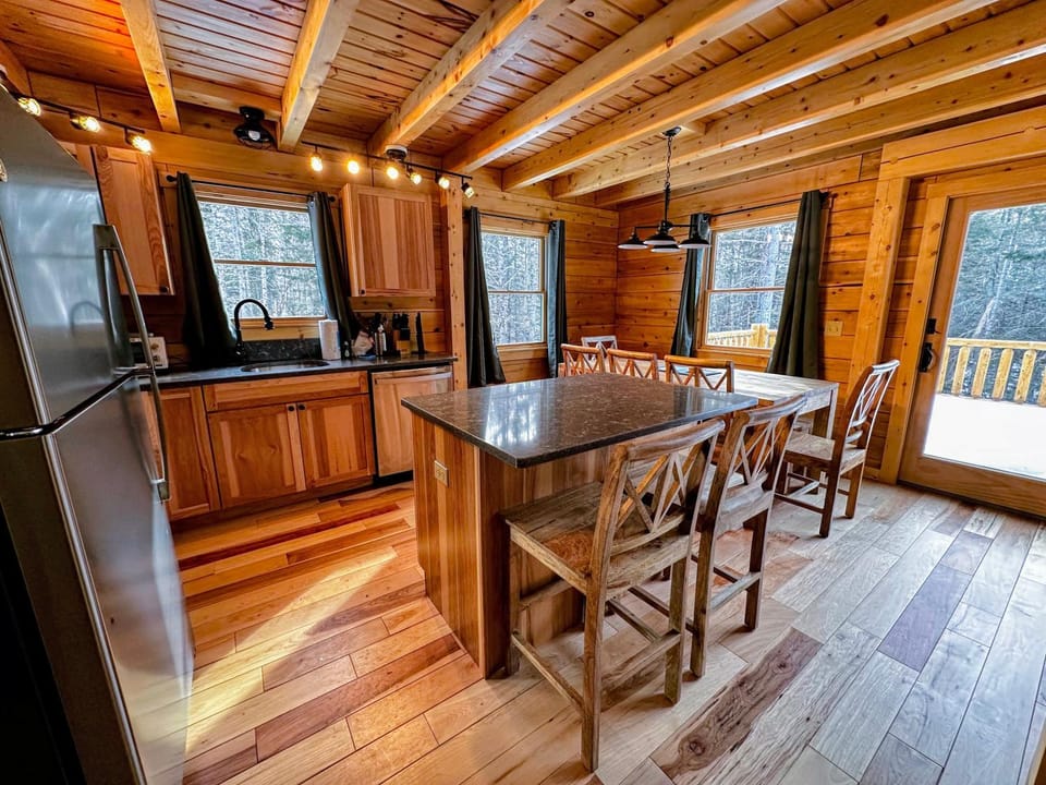 65PT New Log Cabin in Private Setting. Hot tub. Gym/Pool Access! Cabin in Whitefield