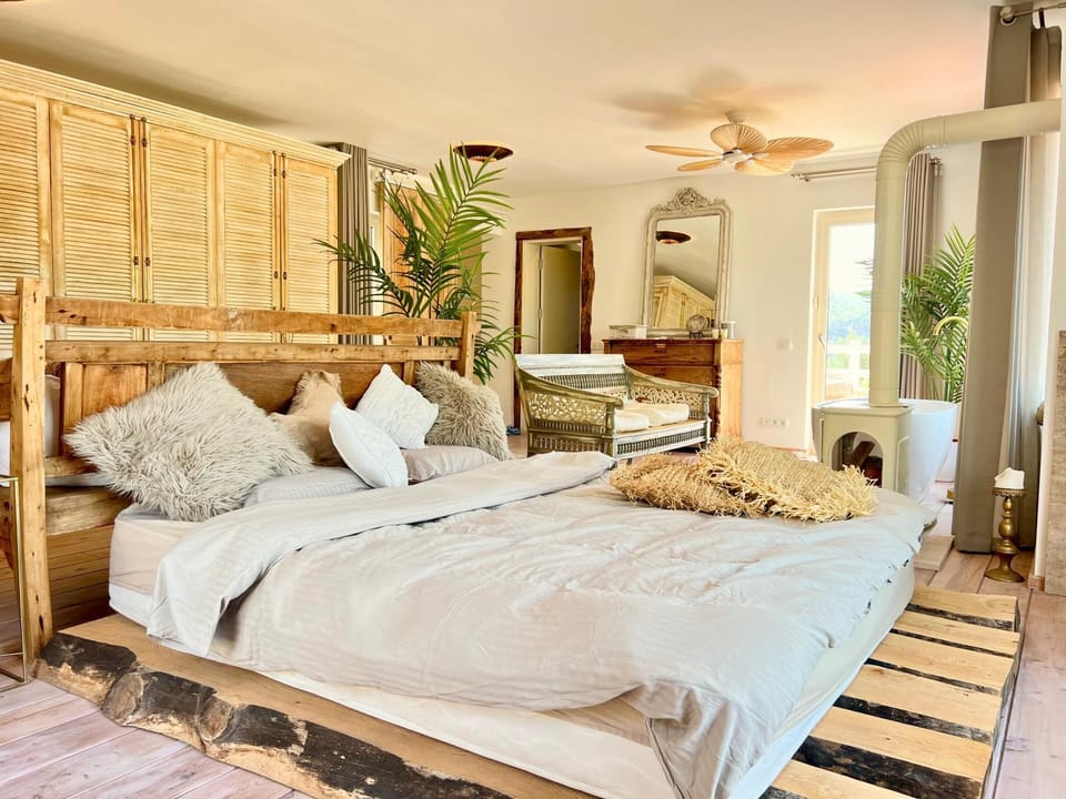 Bed, Photo of the whole room, Bedroom, fireplace, wardrobe